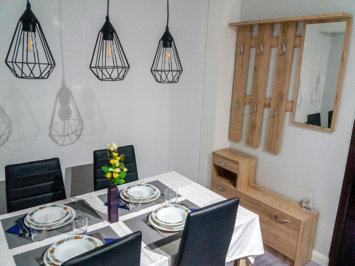Aweshome City Apartment - 3 Bedrooms And Free Parking ديبريتْسين المظهر الخارجي الصورة